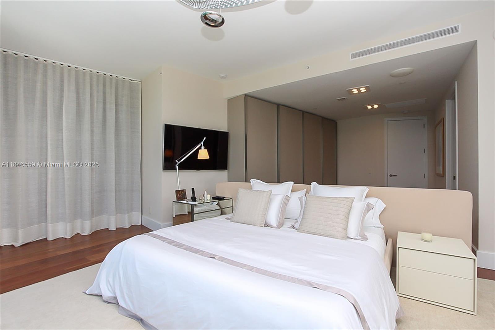 18555 Collins Ave # 4605