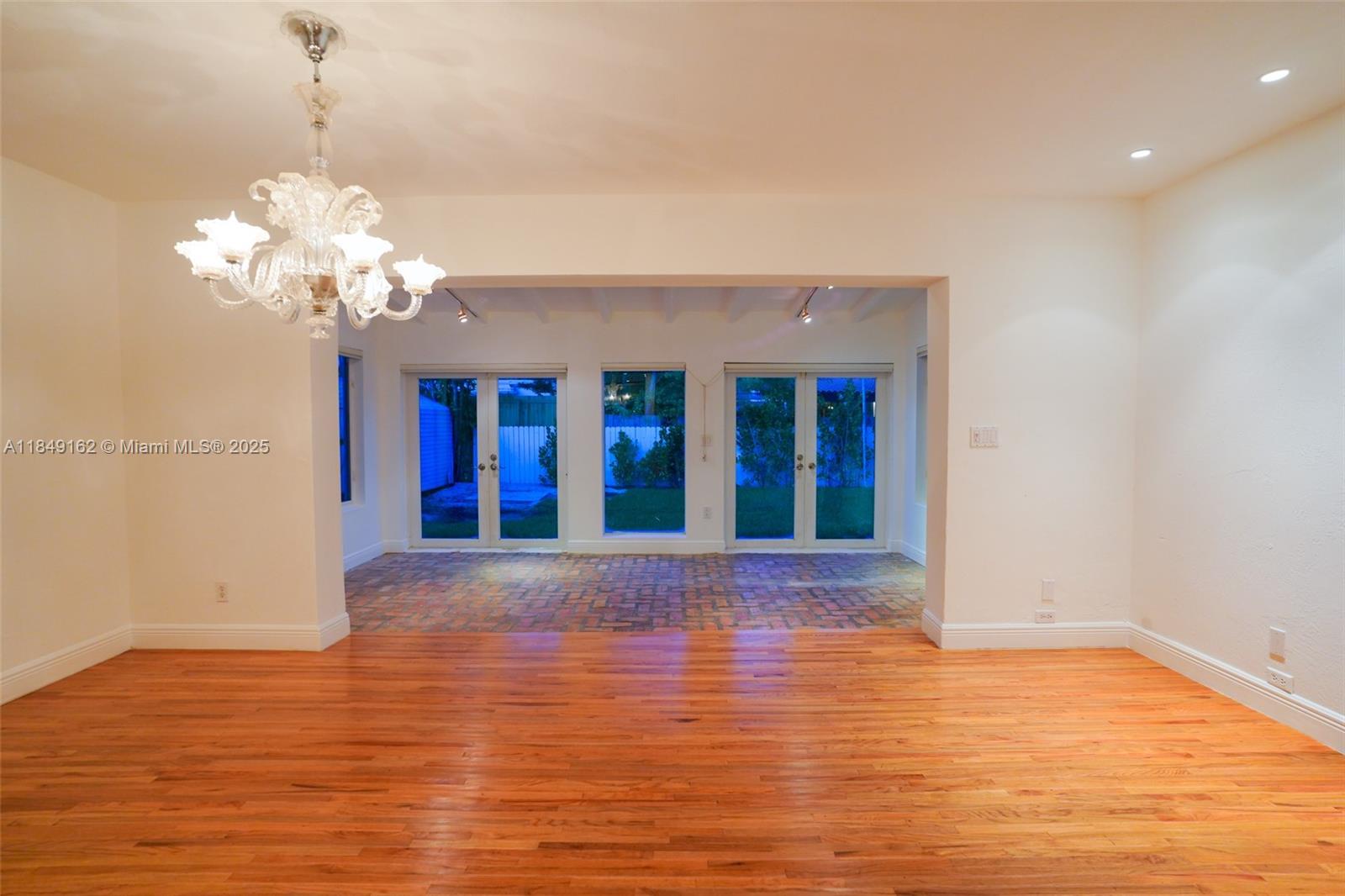 355 Redwood Ln