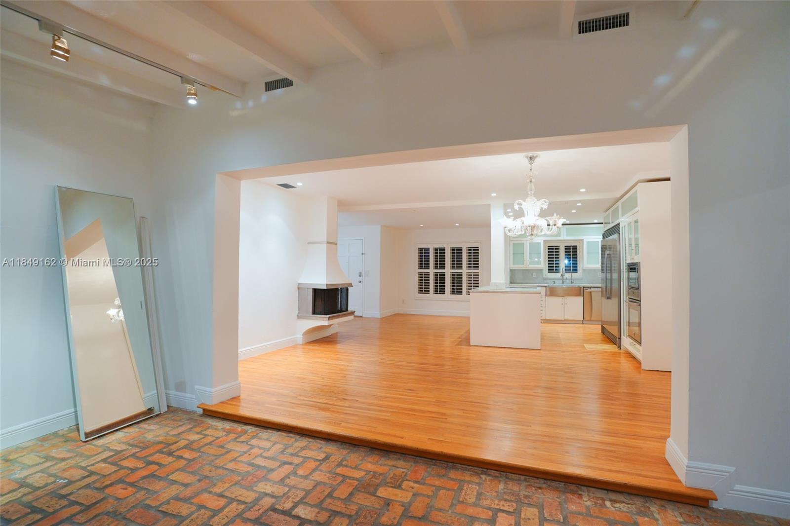355 Redwood Ln