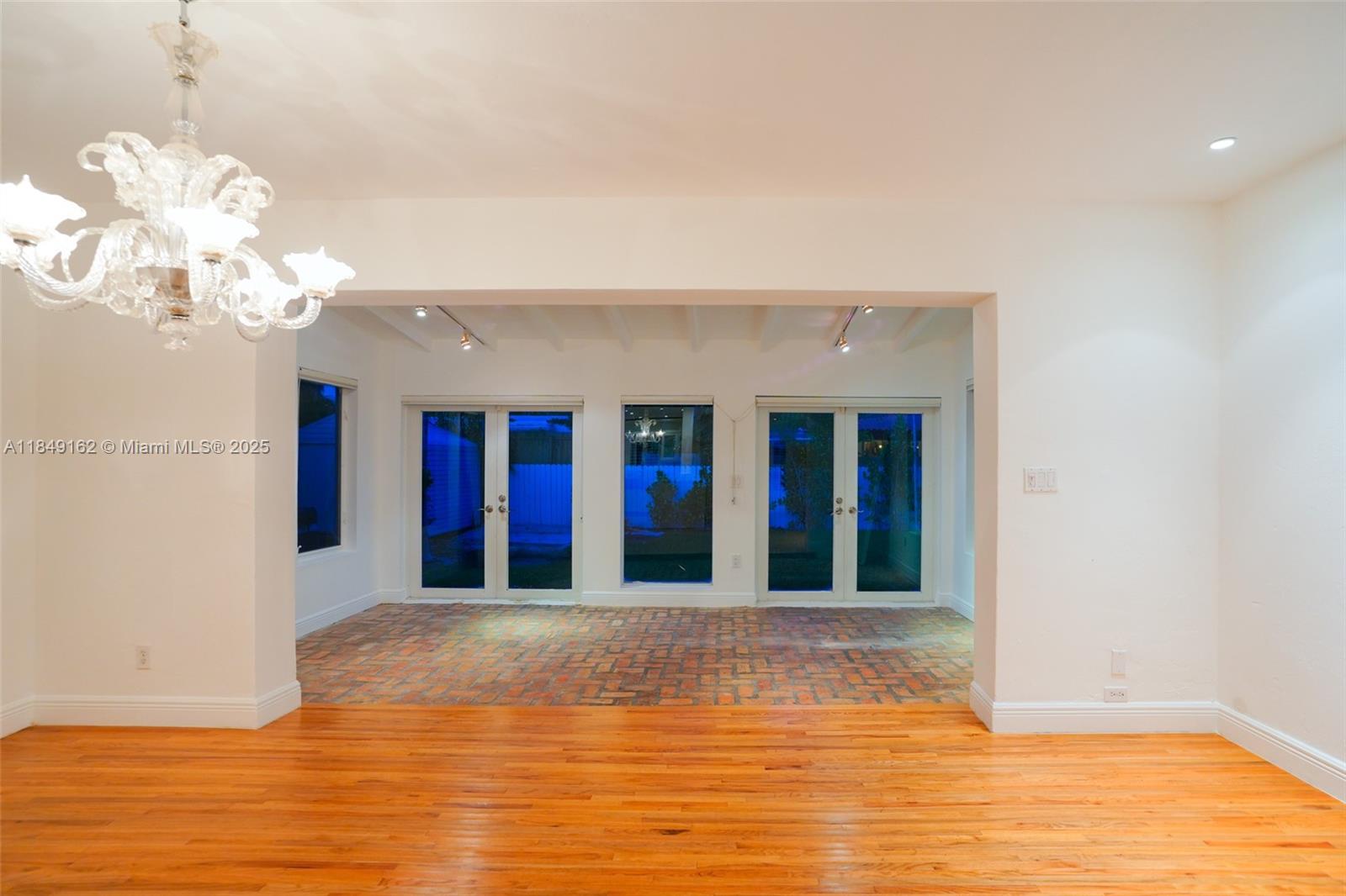 355 Redwood Ln