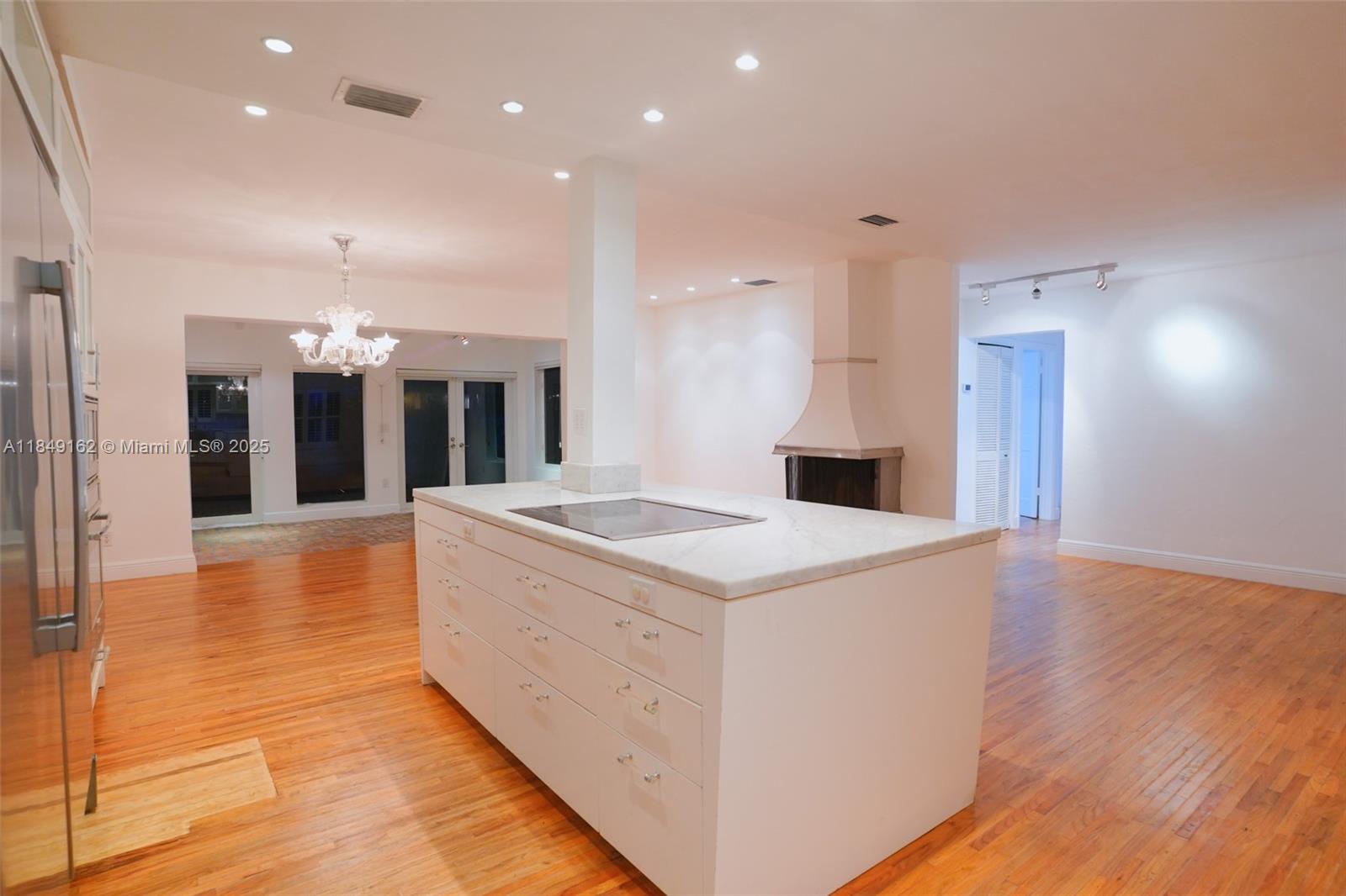 355 Redwood Ln