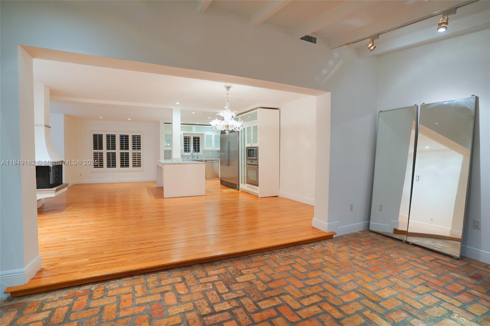 355 Redwood Ln