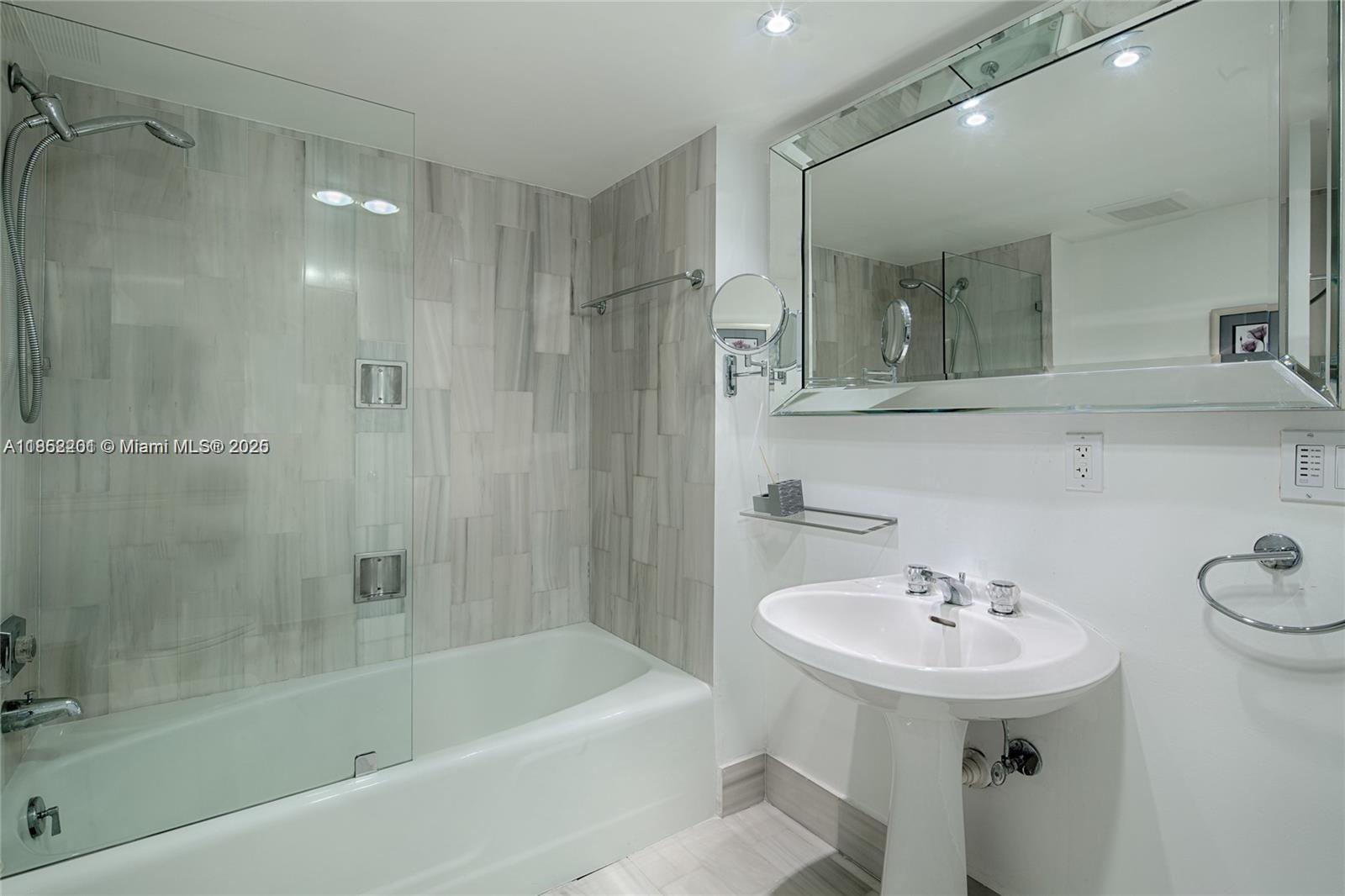 15645 Collins Ave # 601