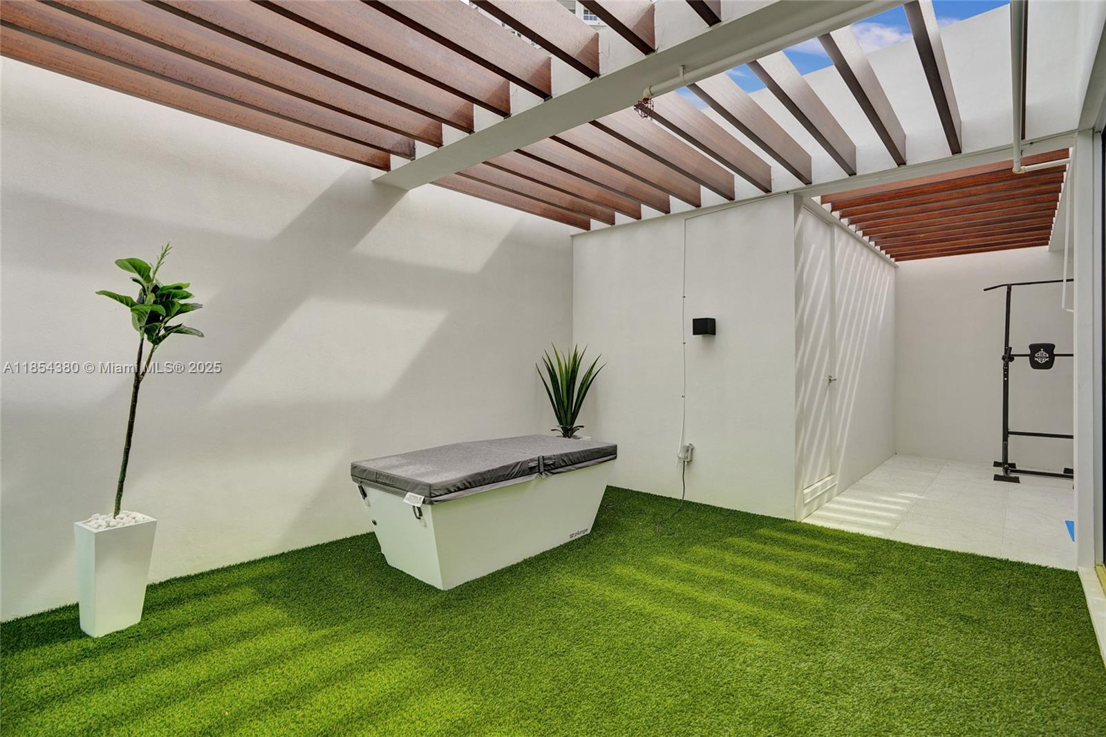 3750 Yacht Club Dr Unit: TH2