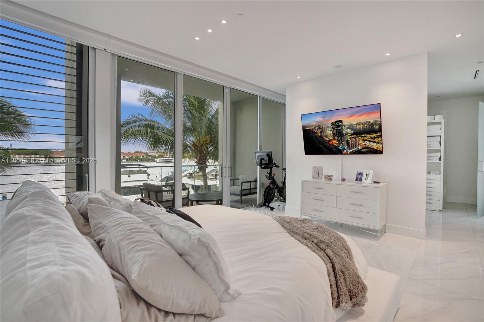 3750 Yacht Club Dr Unit: TH2