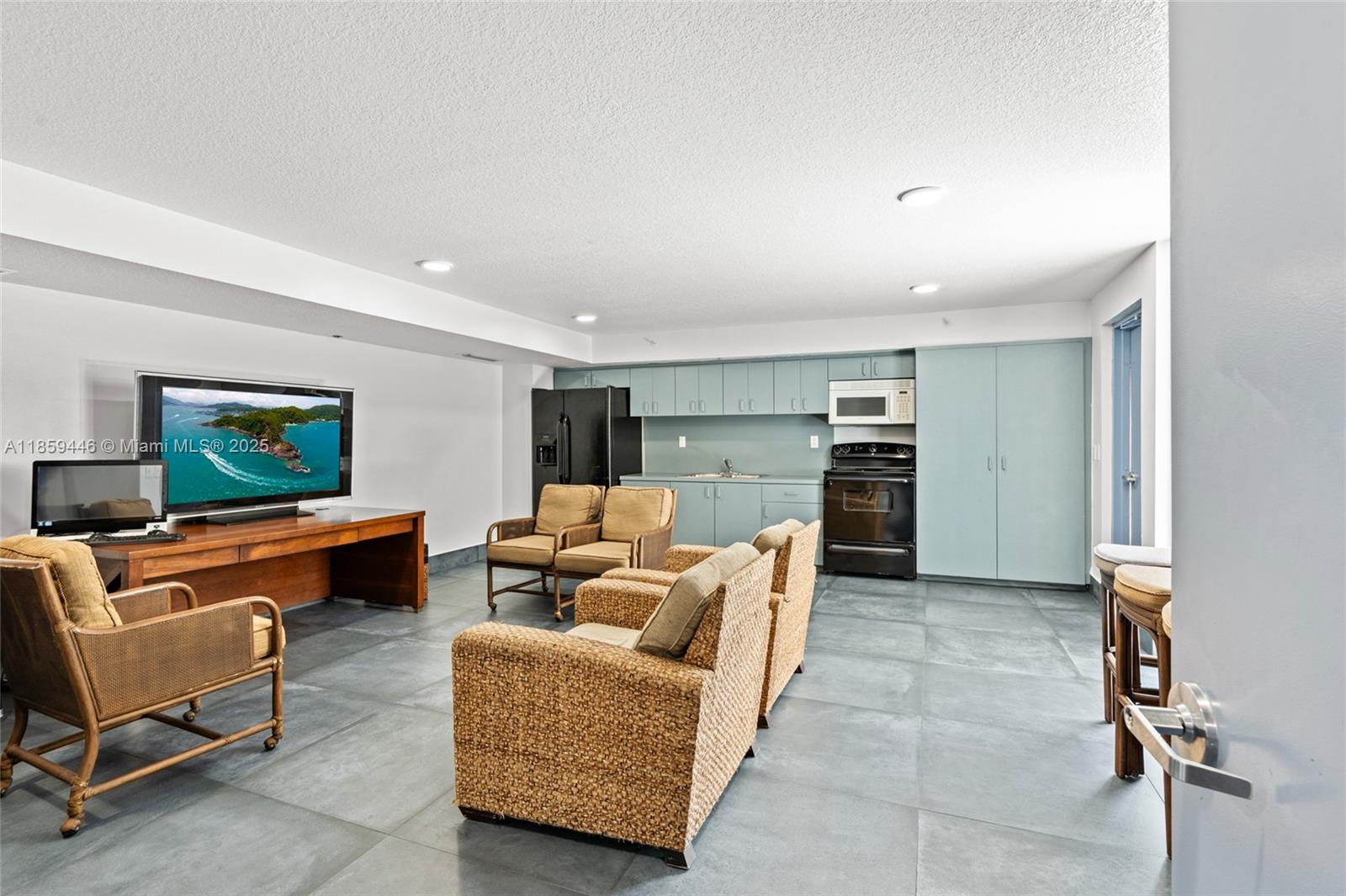 7600 Collins Ave # 1208