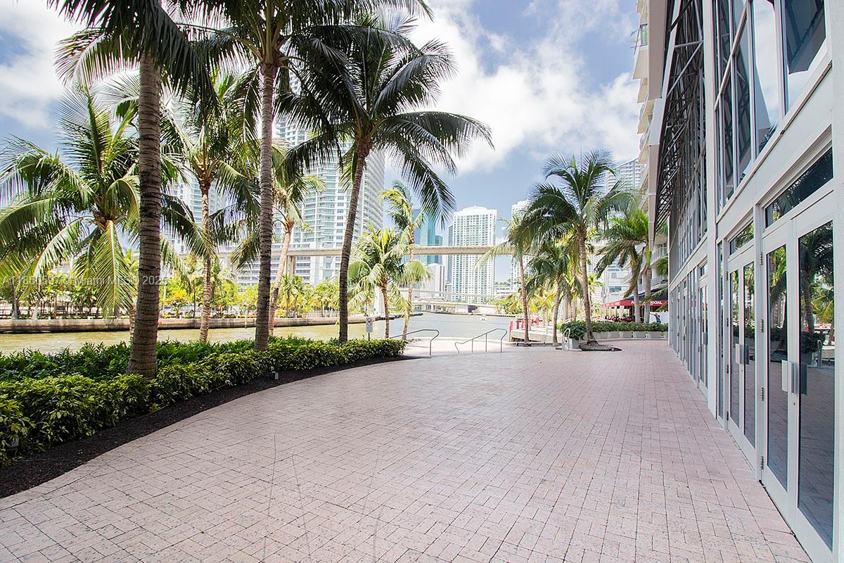 185 SW 7th St # 4106