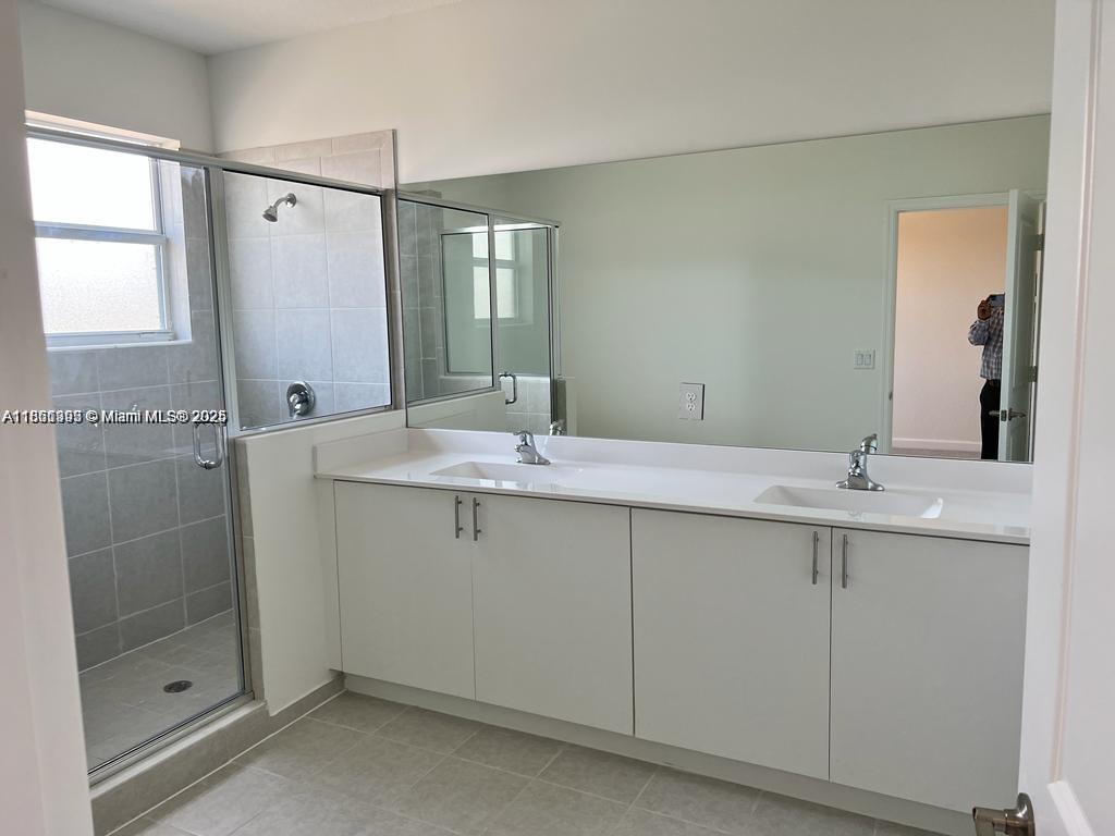 2633 SE 10th St Unit: .