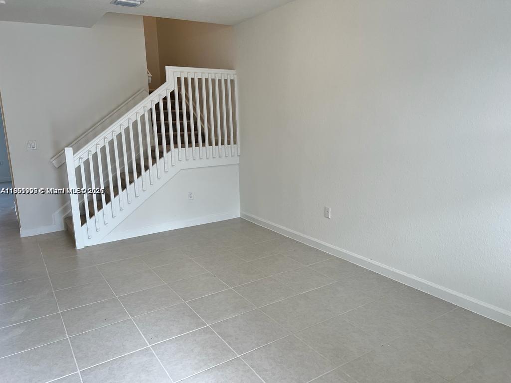 2633 SE 10th St Unit: .