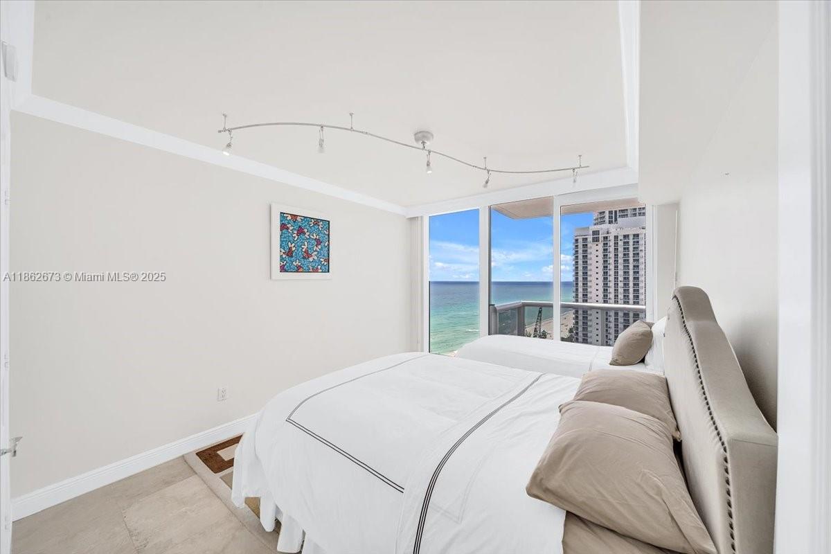 18911 Collins Ave # 1903