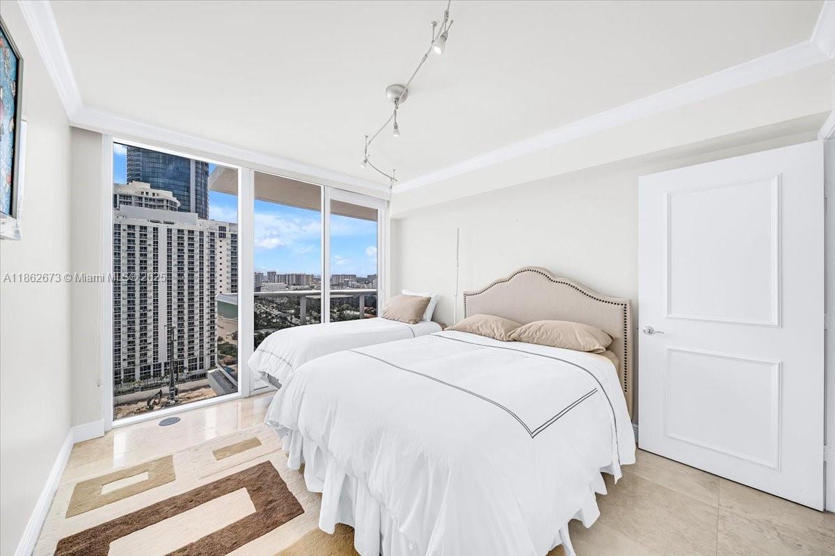 18911 Collins Ave # 1903