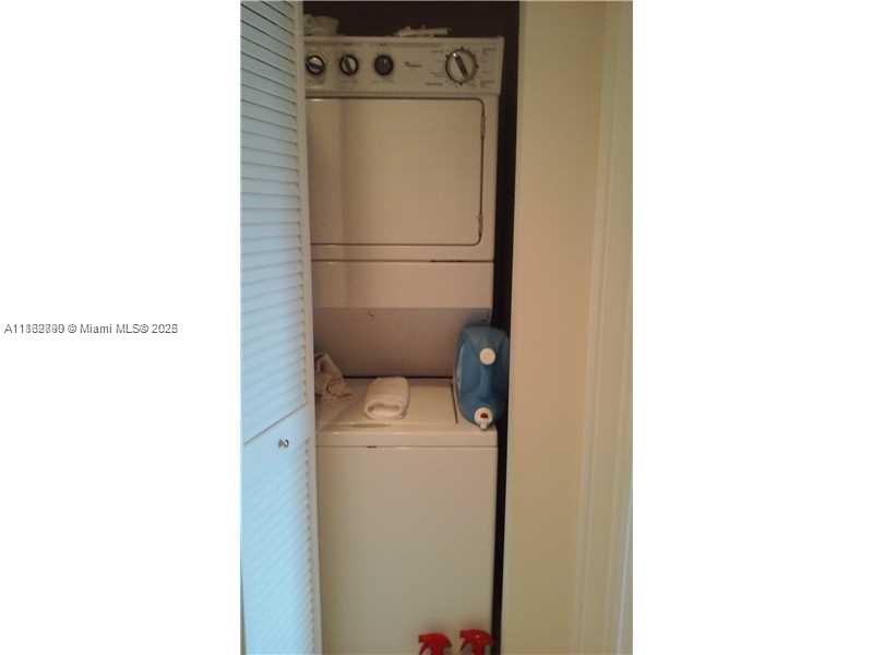 2950 NE 188th St # 304