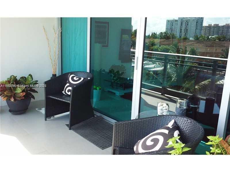 2950 NE 188th St # 304