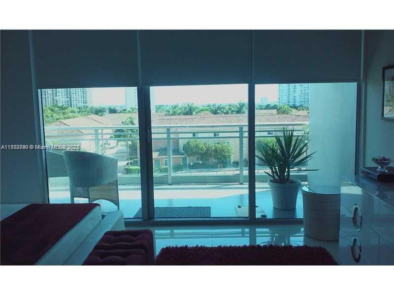 2950 NE 188th St # 304