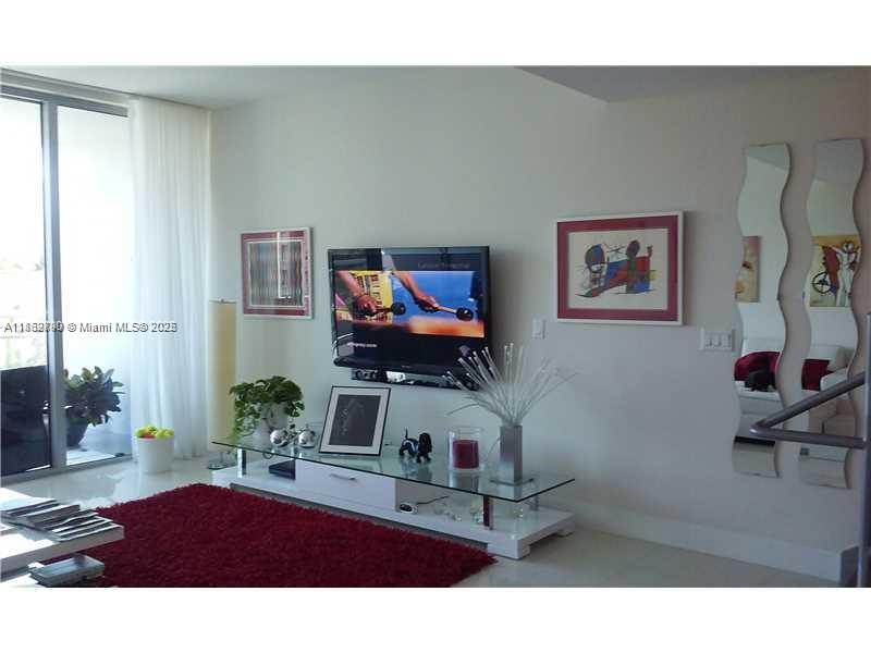 2950 NE 188th St # 304