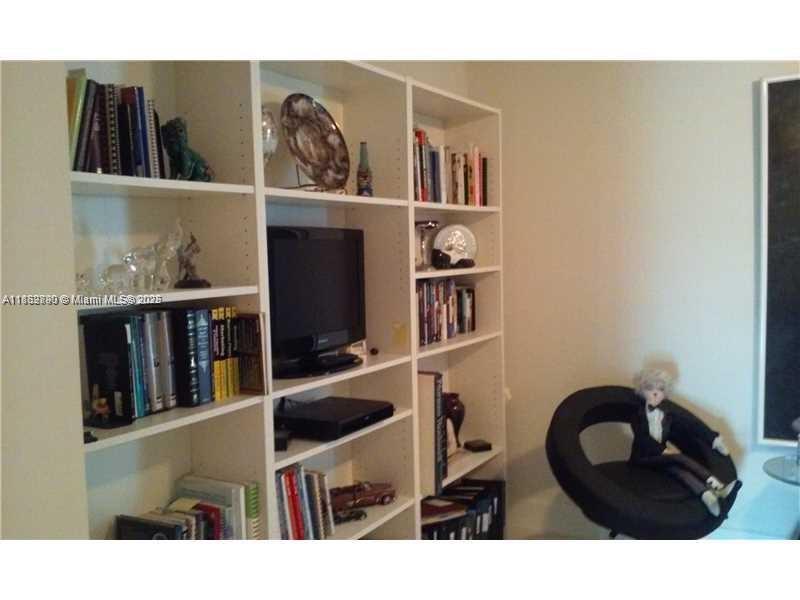 2950 NE 188th St # 304