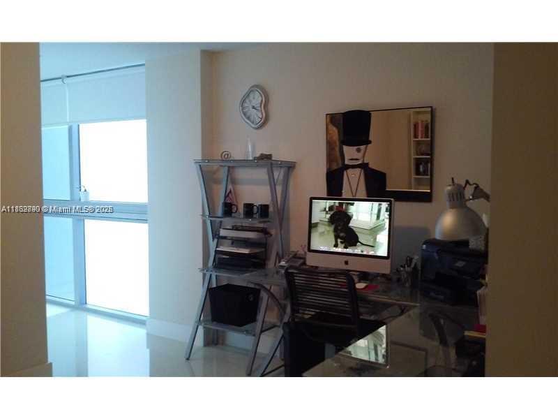 2950 NE 188th St # 304