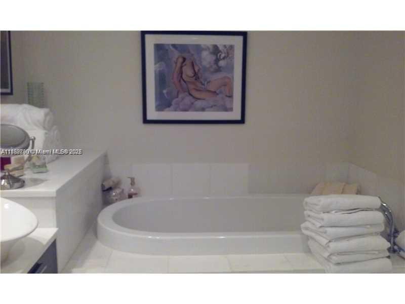 2950 NE 188th St # 304