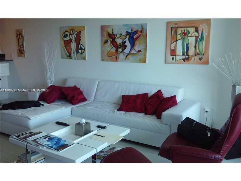 2950 NE 188th St # 304