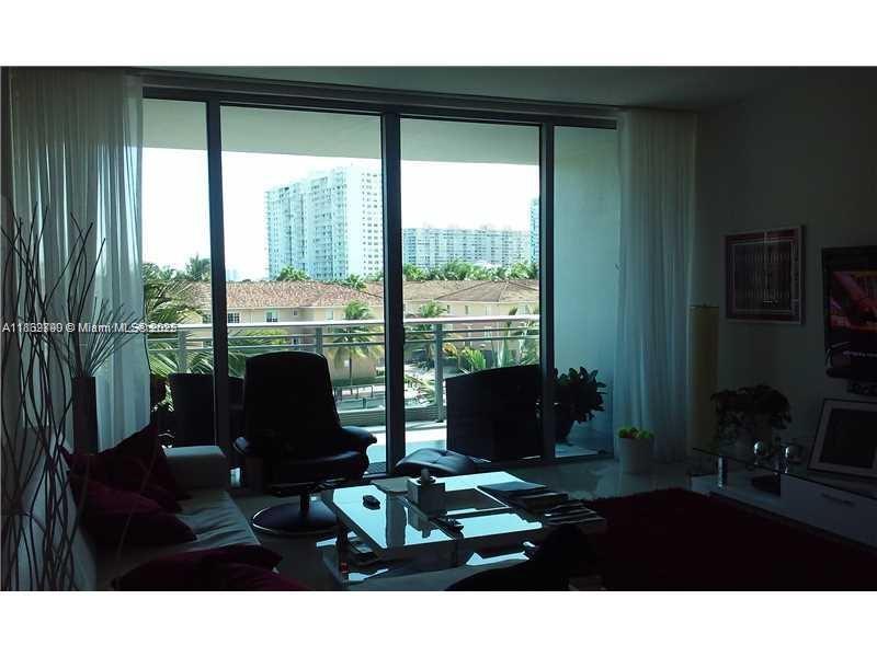 2950 NE 188th St # 304