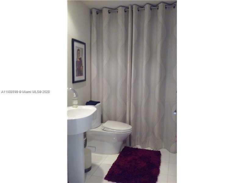 2950 NE 188th St # 304