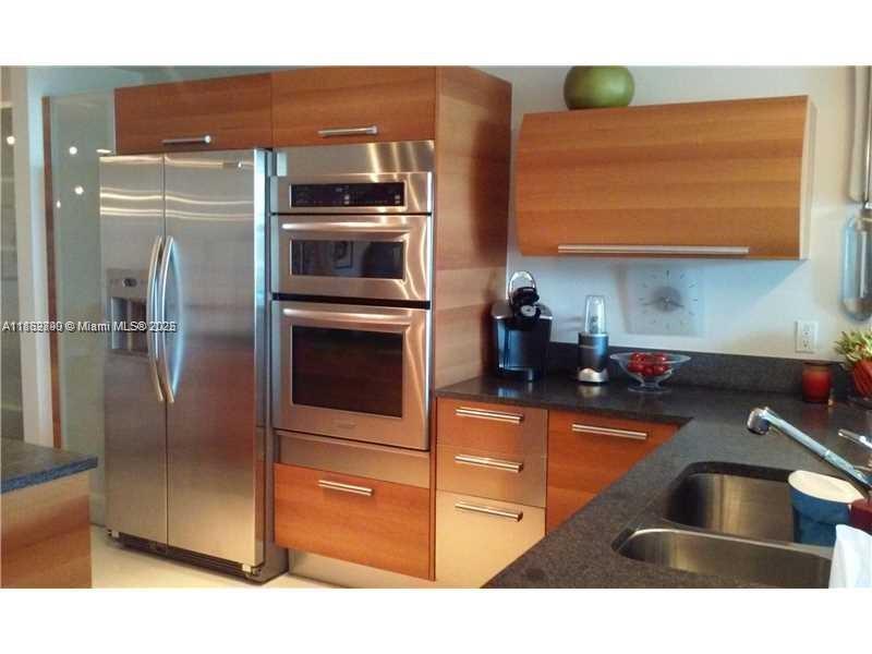 2950 NE 188th St # 304