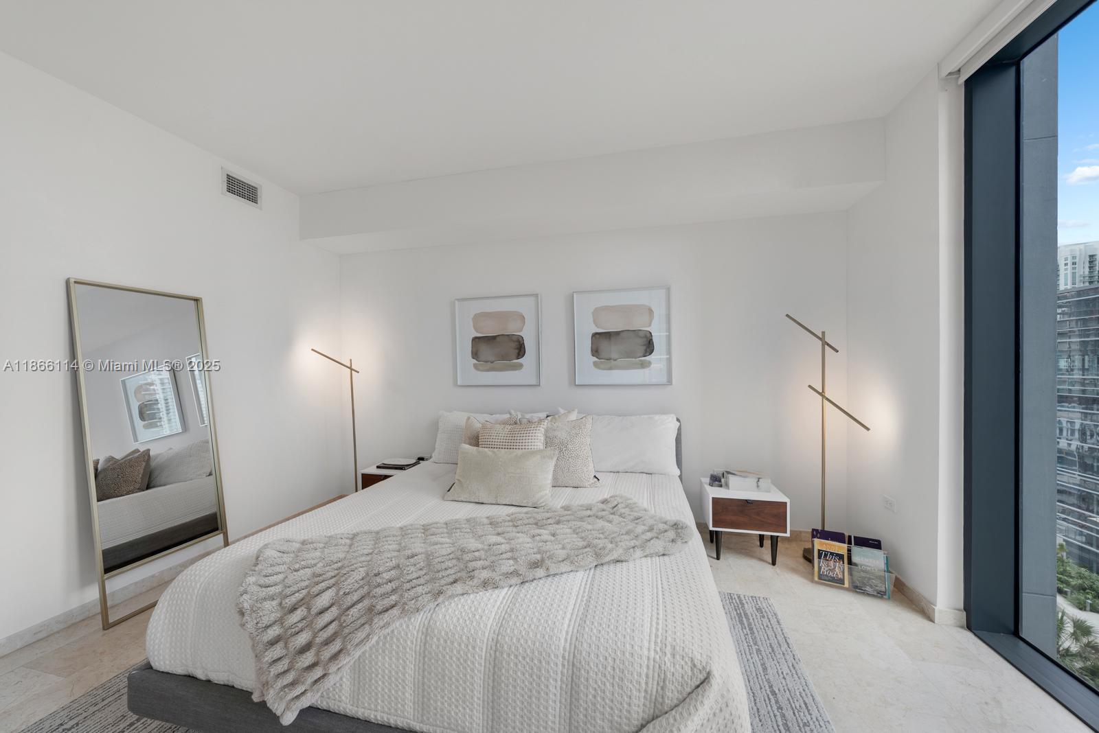 88 SW 7th # 1401, Miami Unit: 1401