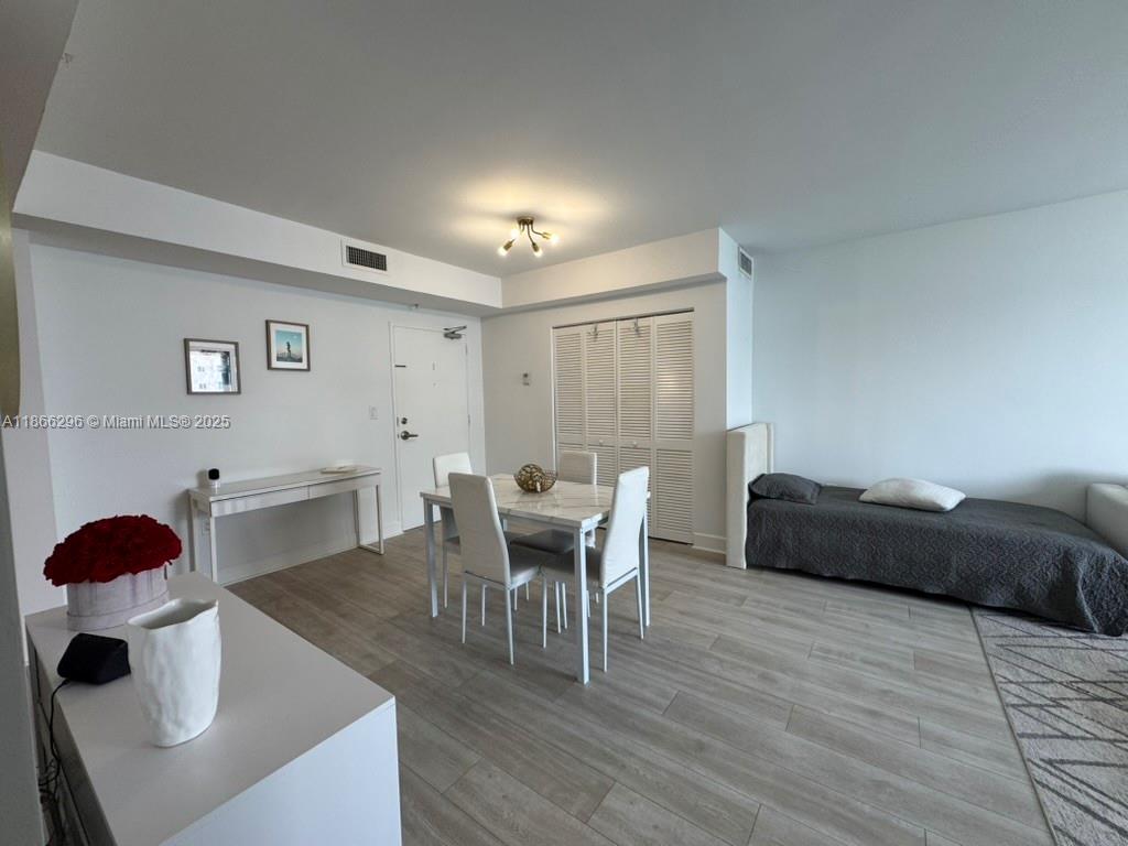 7501 E Treasure Dr # 7L