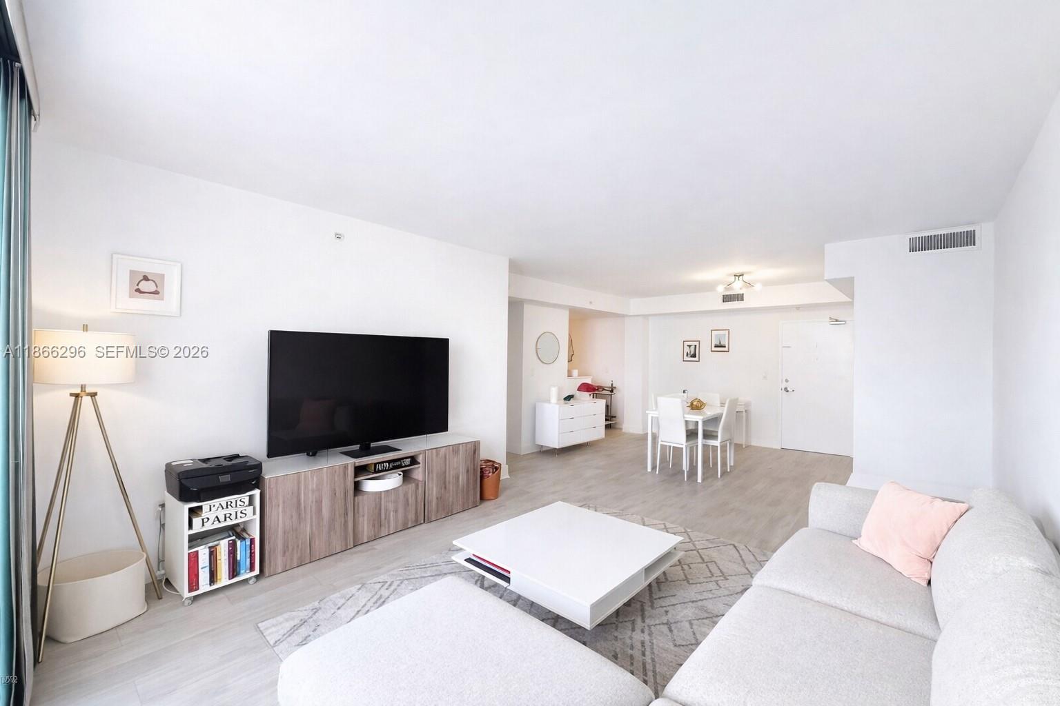 7501 E Treasure Dr # 7L