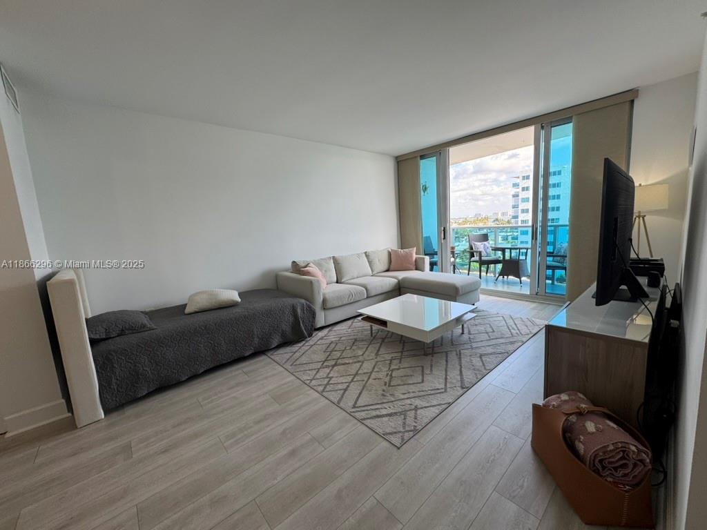 7501 E Treasure Dr # 7L