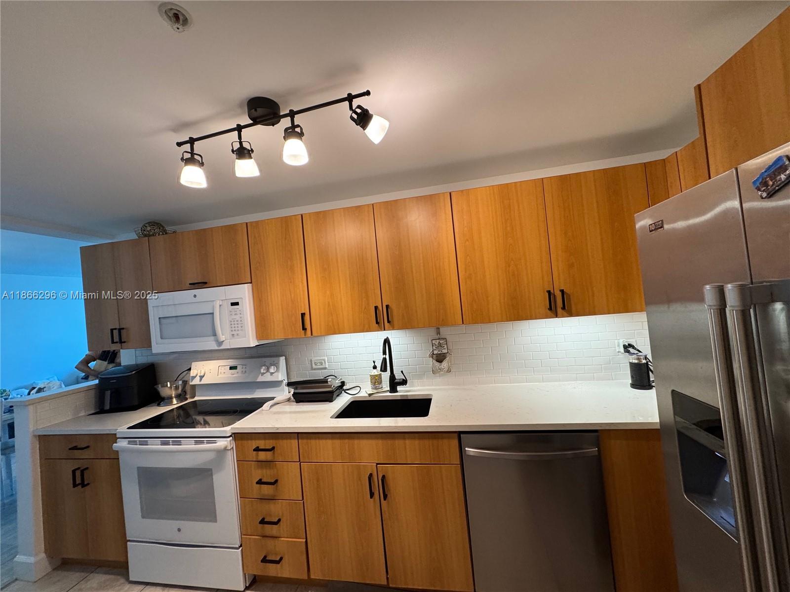 7501 E Treasure Dr # 7L