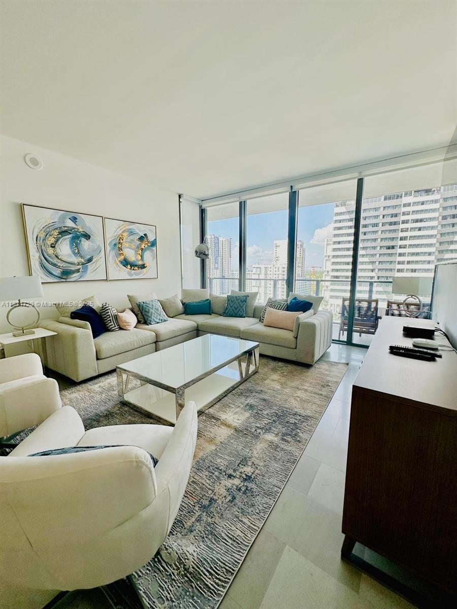 88 SW 7th St # 908