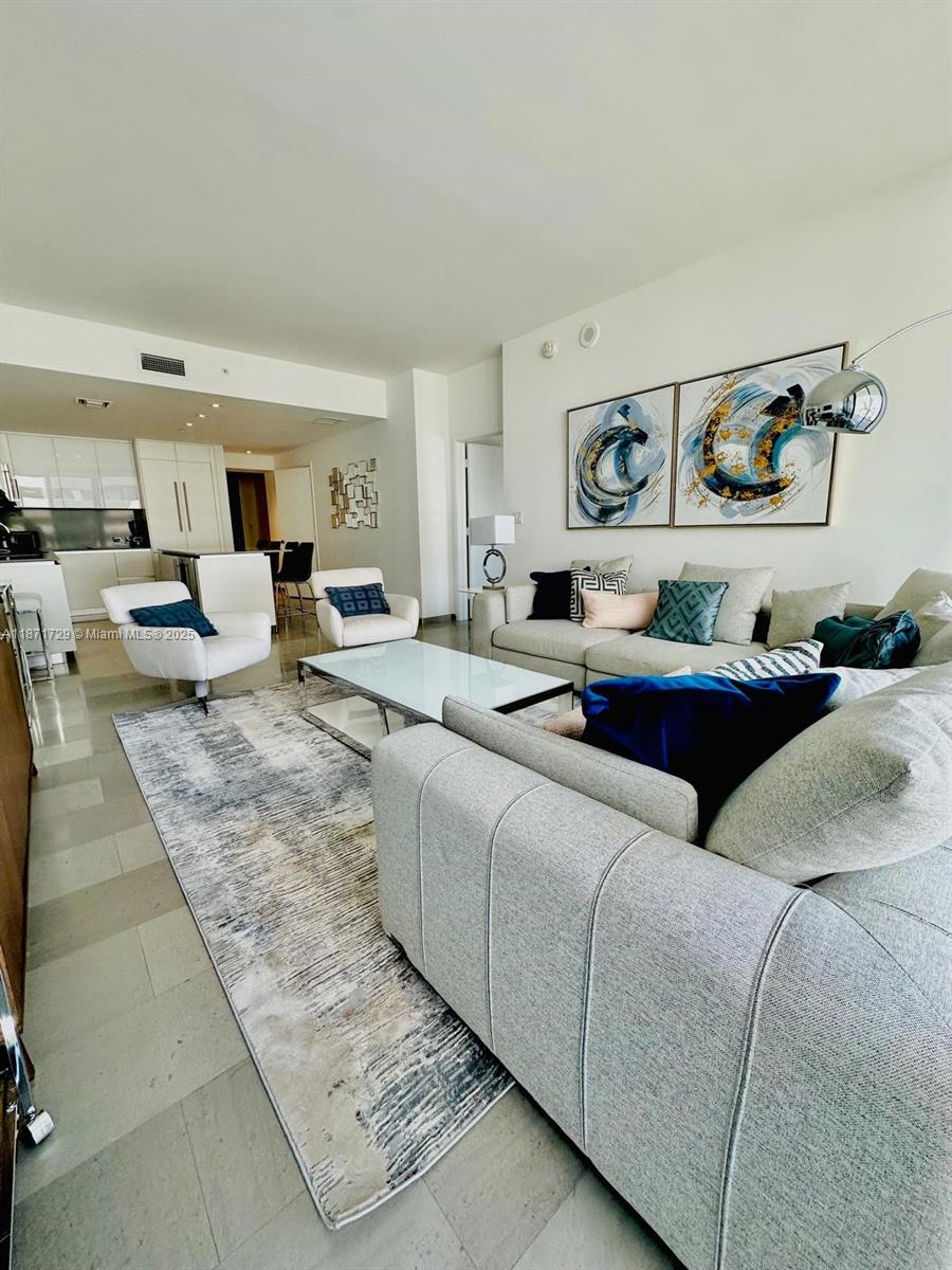 88 SW 7th St # 908