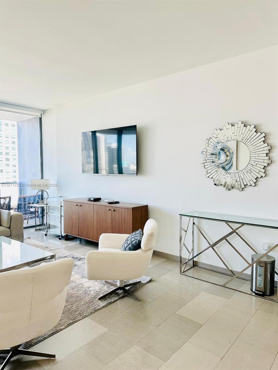 88 SW 7th St # 908