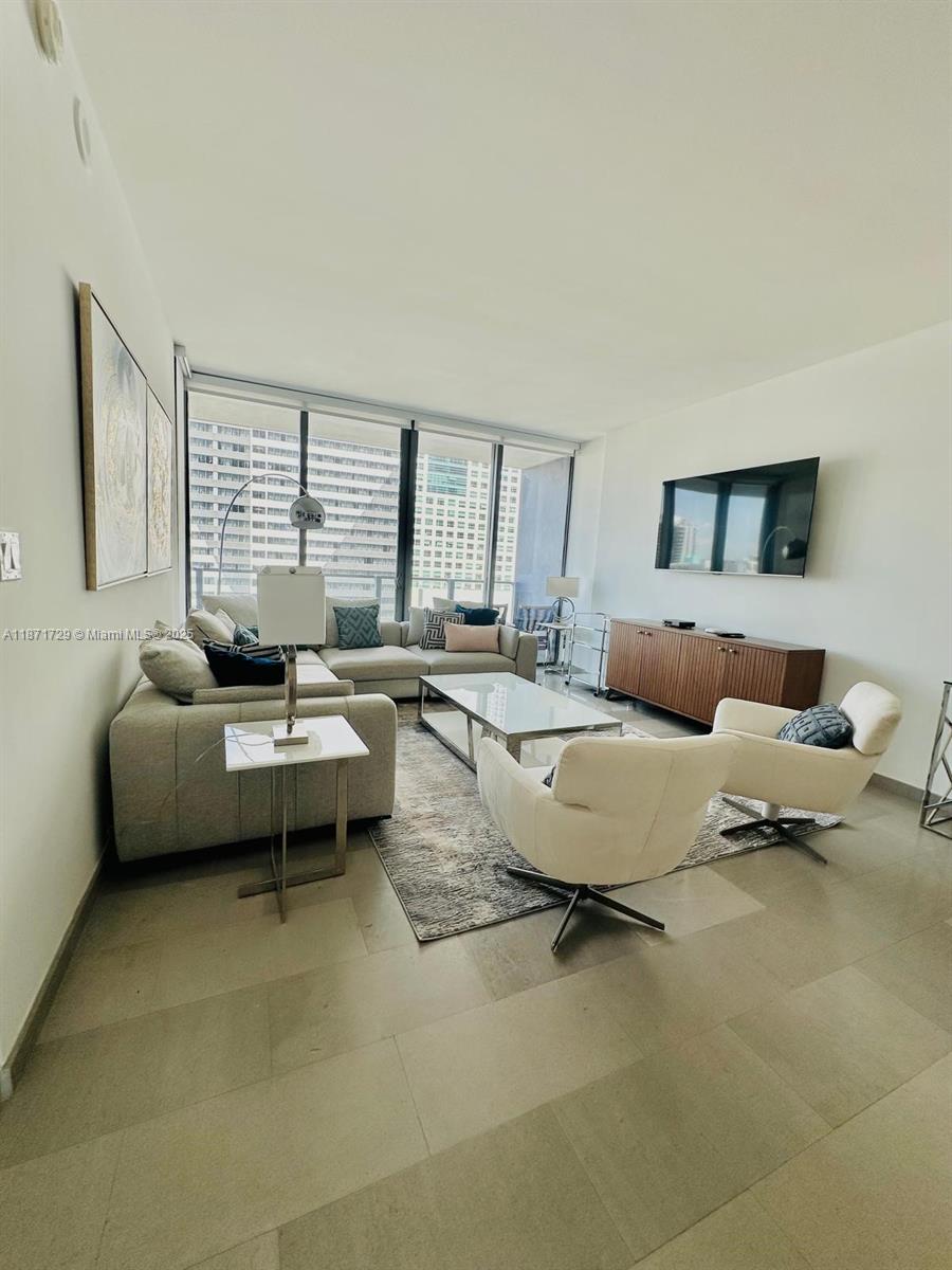 88 SW 7th St # 908
