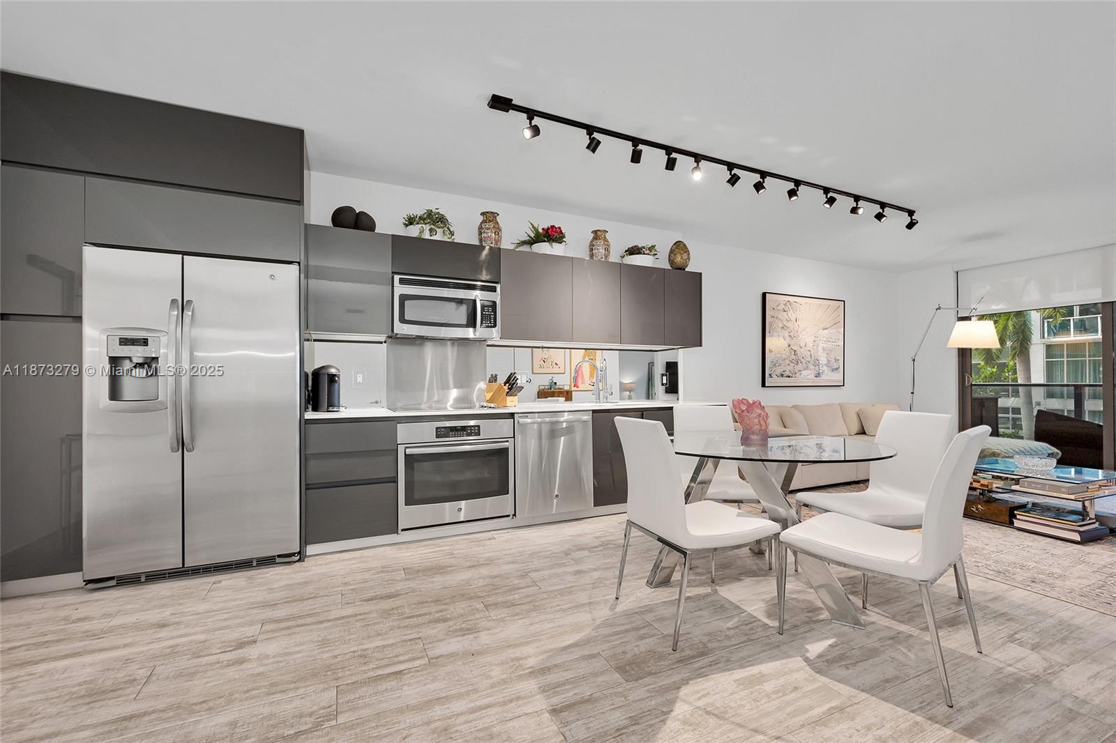 31 SE 6th St # 304