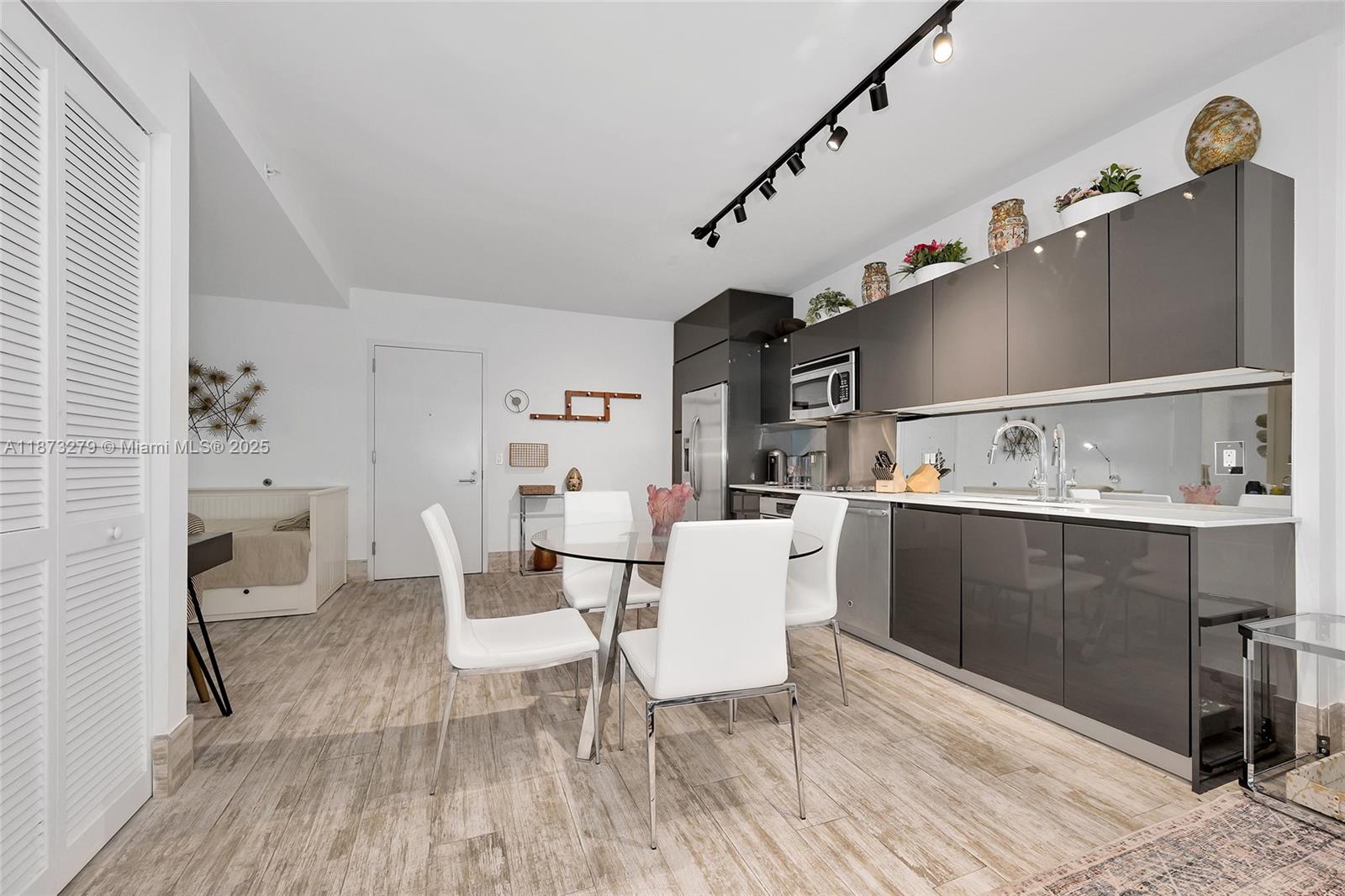 31 SE 6th St # 304