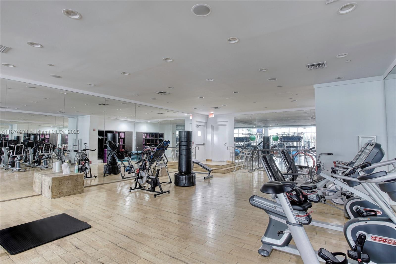 1000 West Ave Unit: PH22