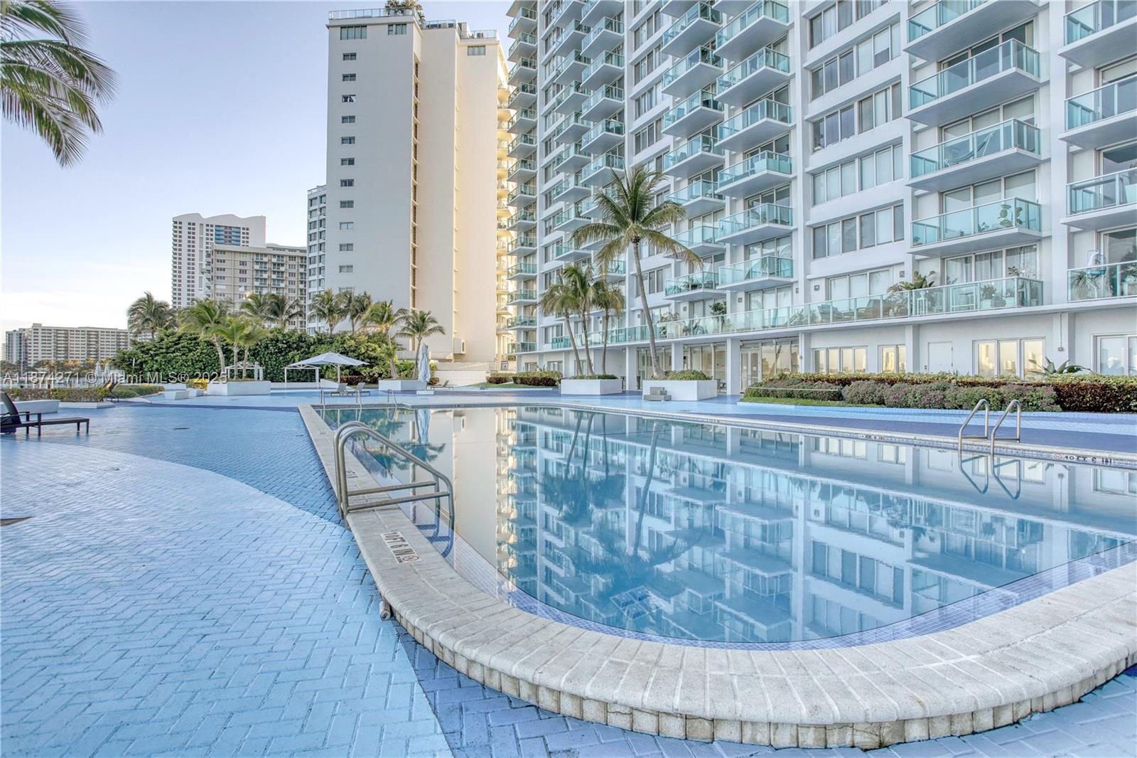 1000 West Ave Unit: PH22