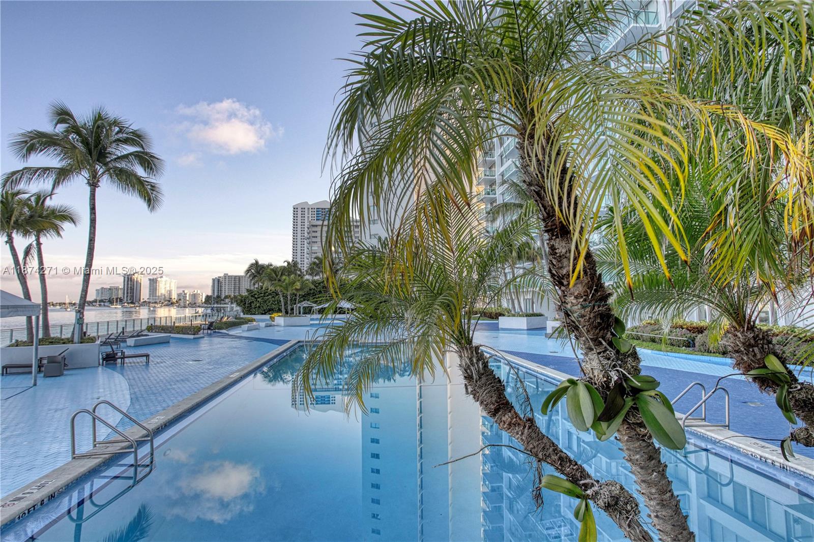 1000 West Ave Unit: PH22