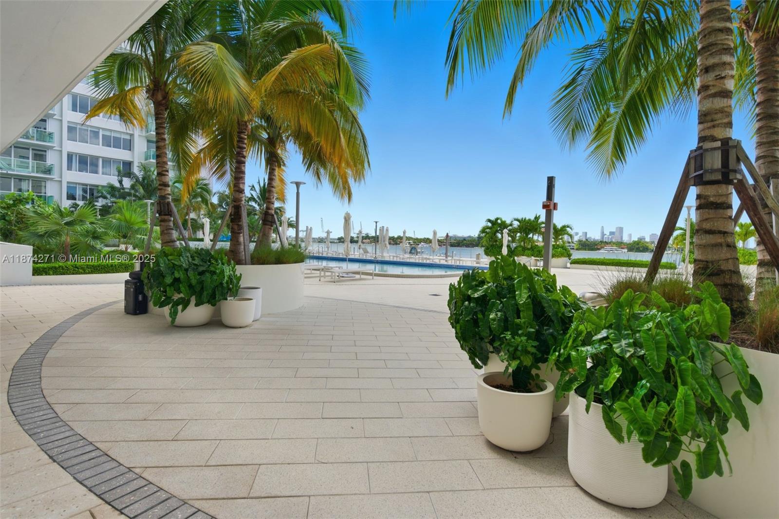 1000 West Ave Unit: PH22