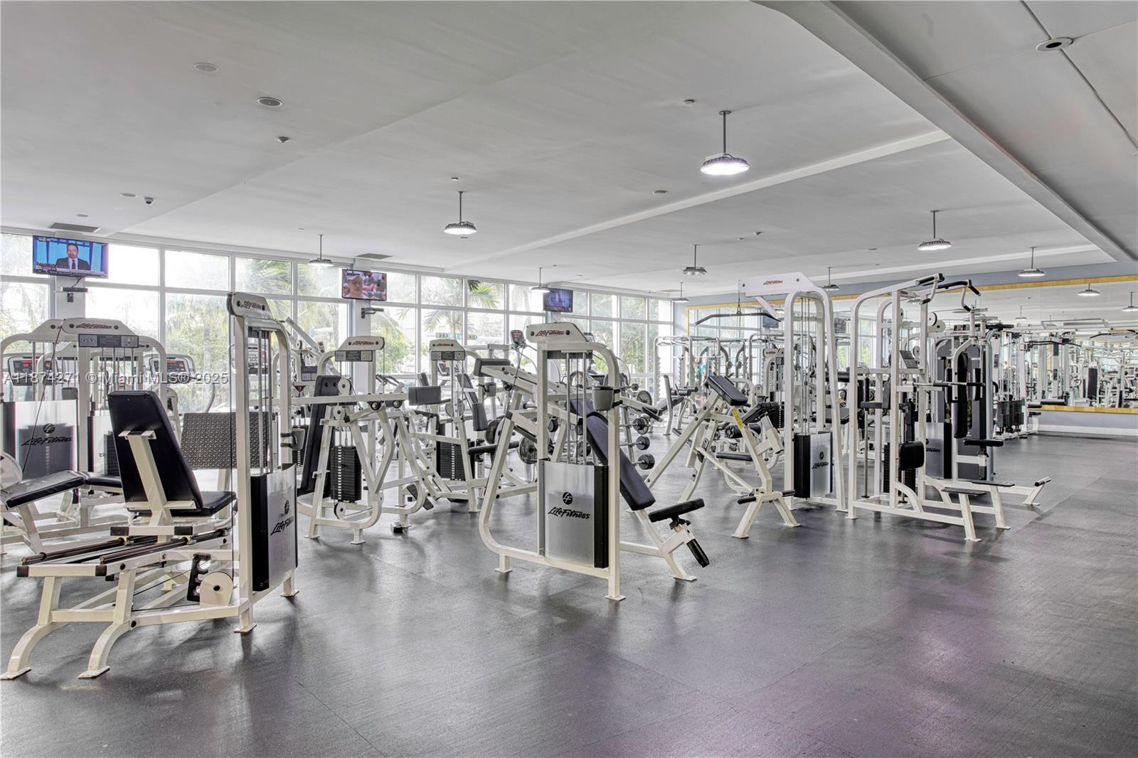 1000 West Ave Unit: PH22