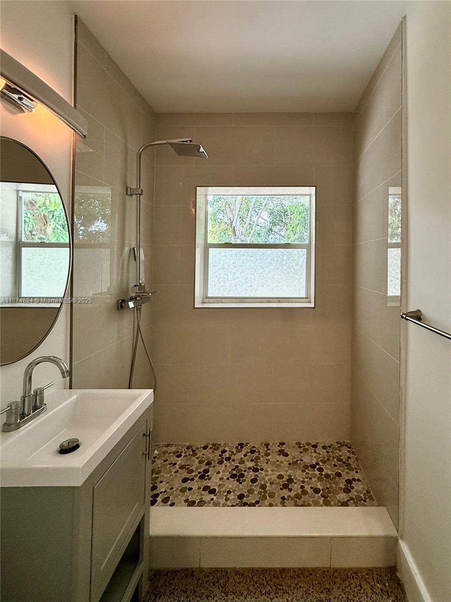 1005 NE 16th Pl
