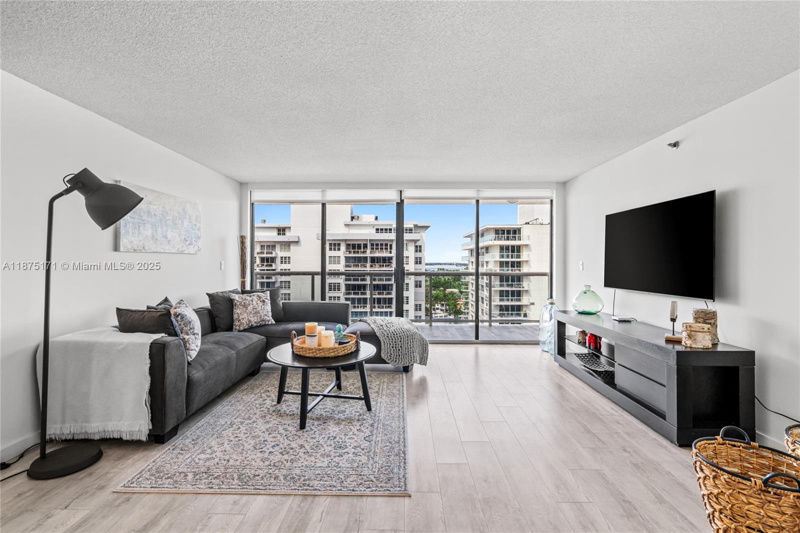 5757 Collins Ave # 1602