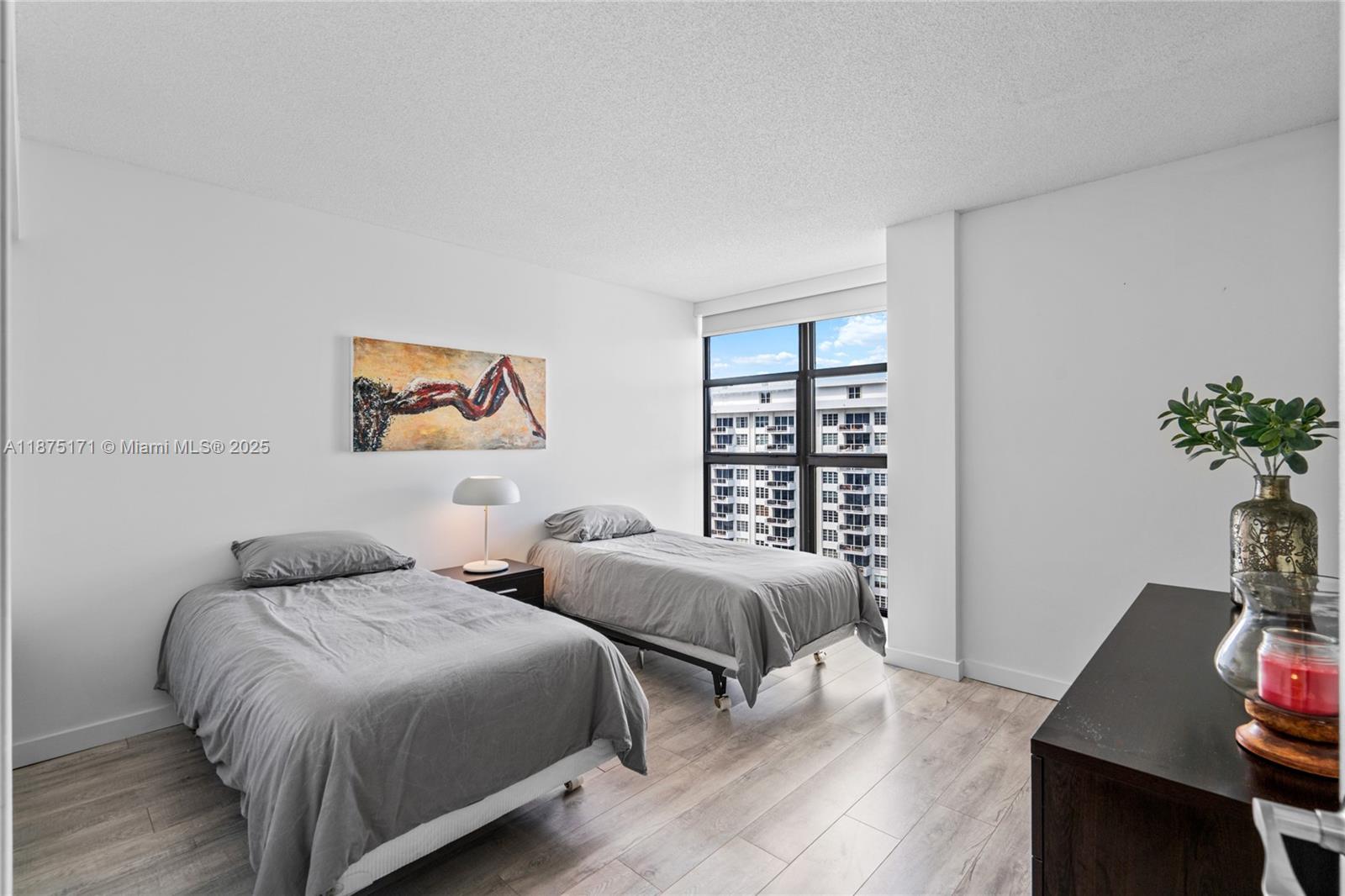 5757 Collins Ave # 1602