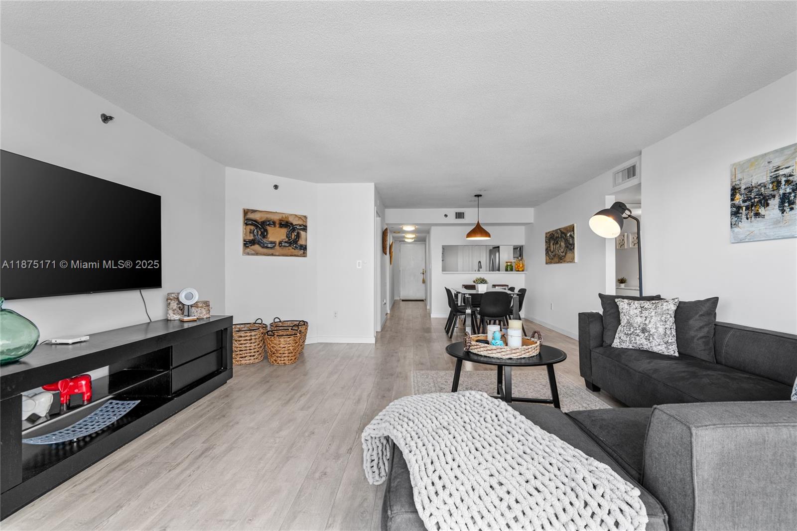 5757 Collins Ave # 1602