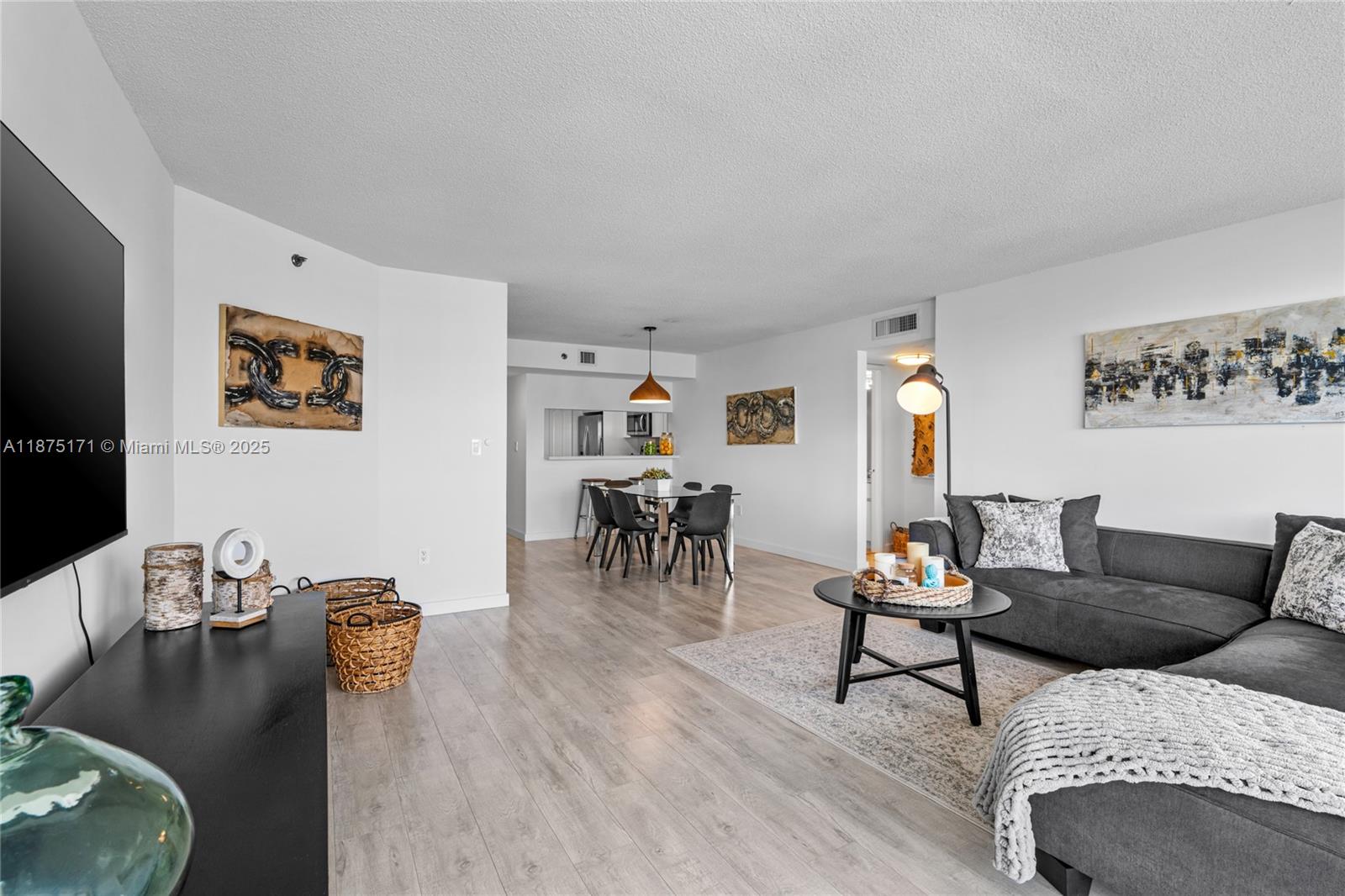 5757 Collins Ave # 1602