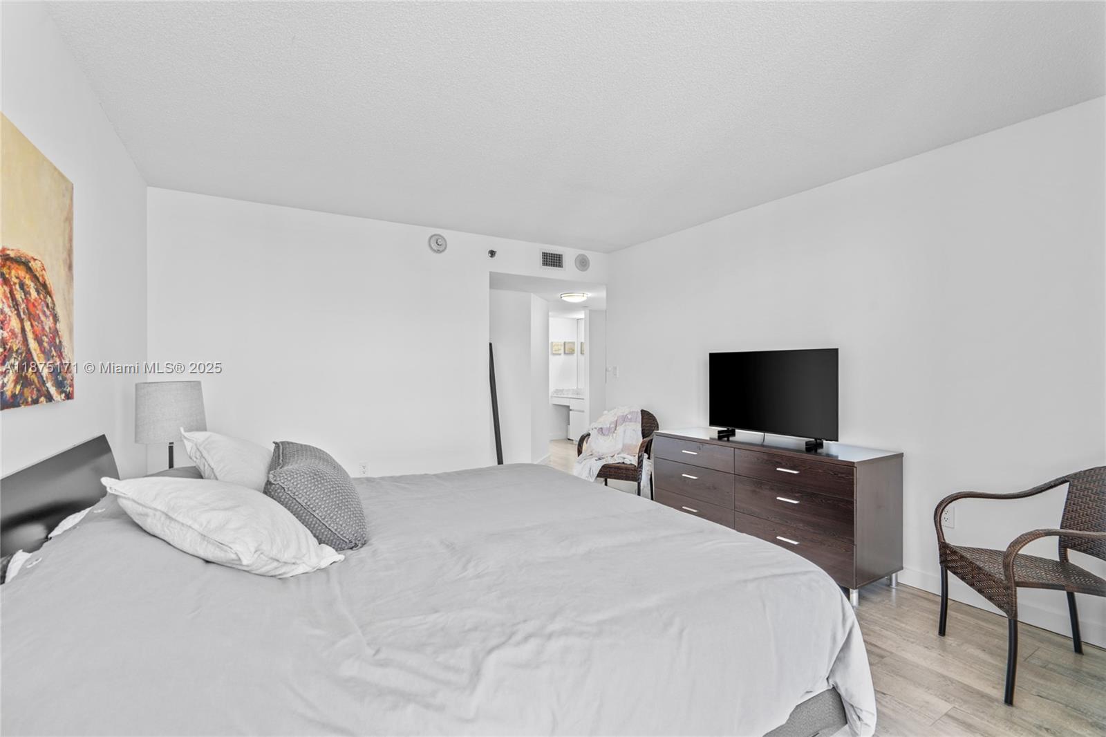 5757 Collins Ave # 1602