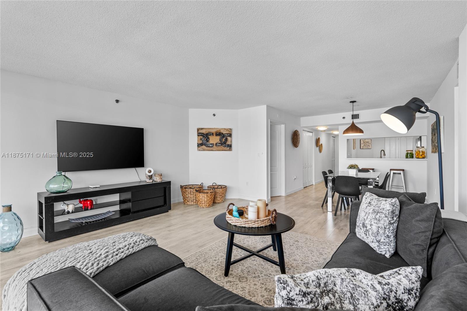 5757 Collins Ave # 1602