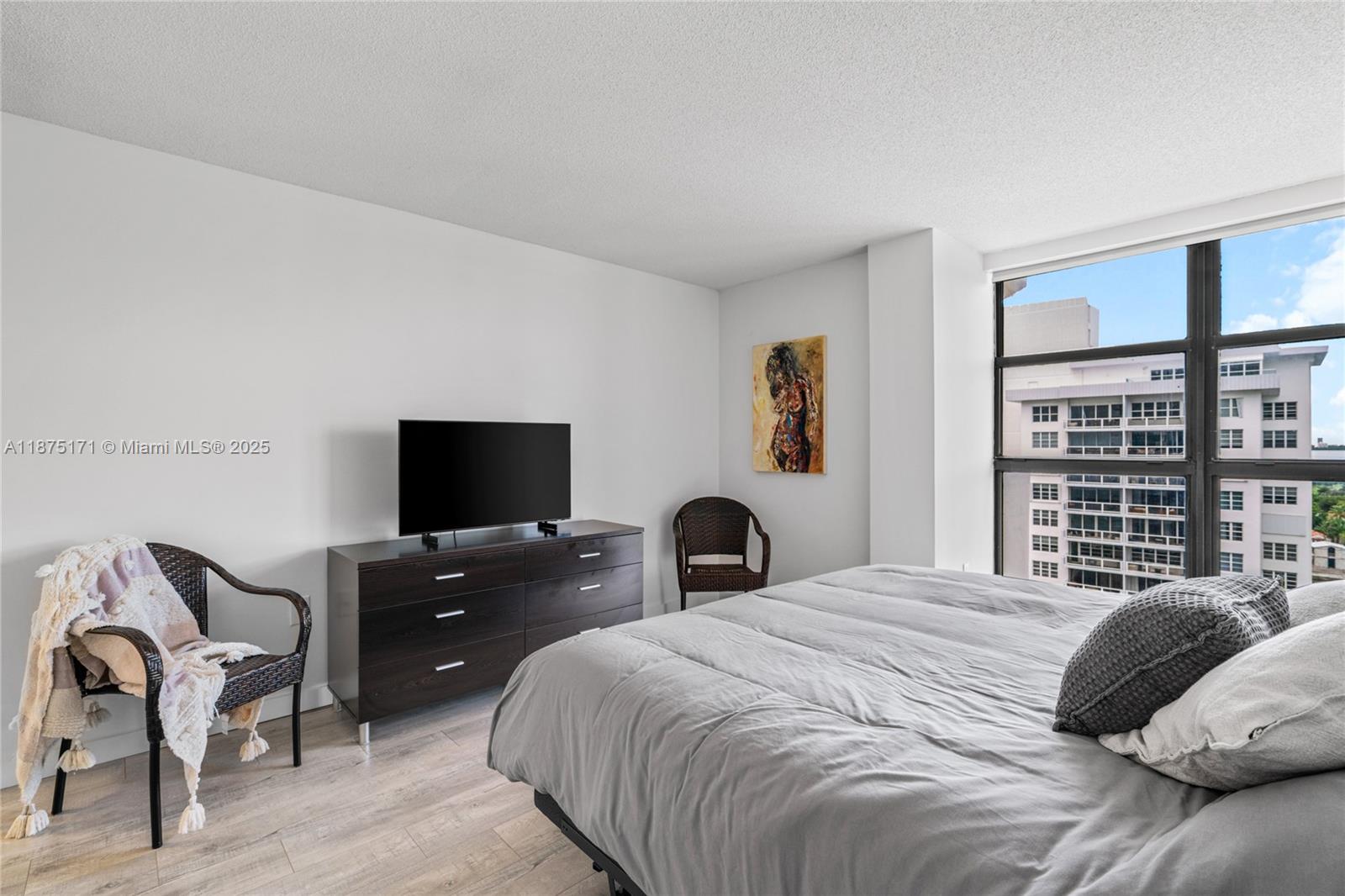 5757 Collins Ave # 1602